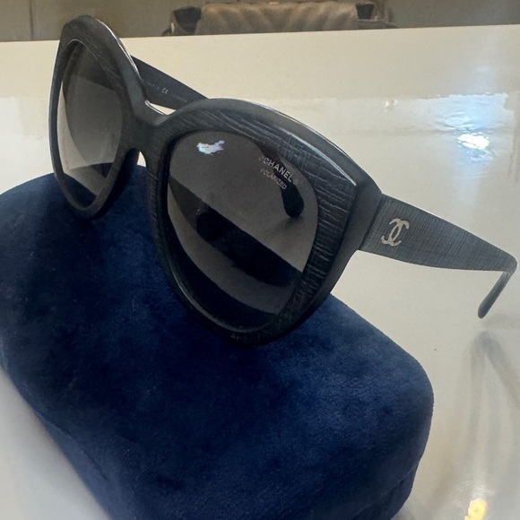 CHANEL Matte Black Butterly Tweed Effect Sunglasses 5332-A Gray Gradient CC Logo - Picture 7 of 8